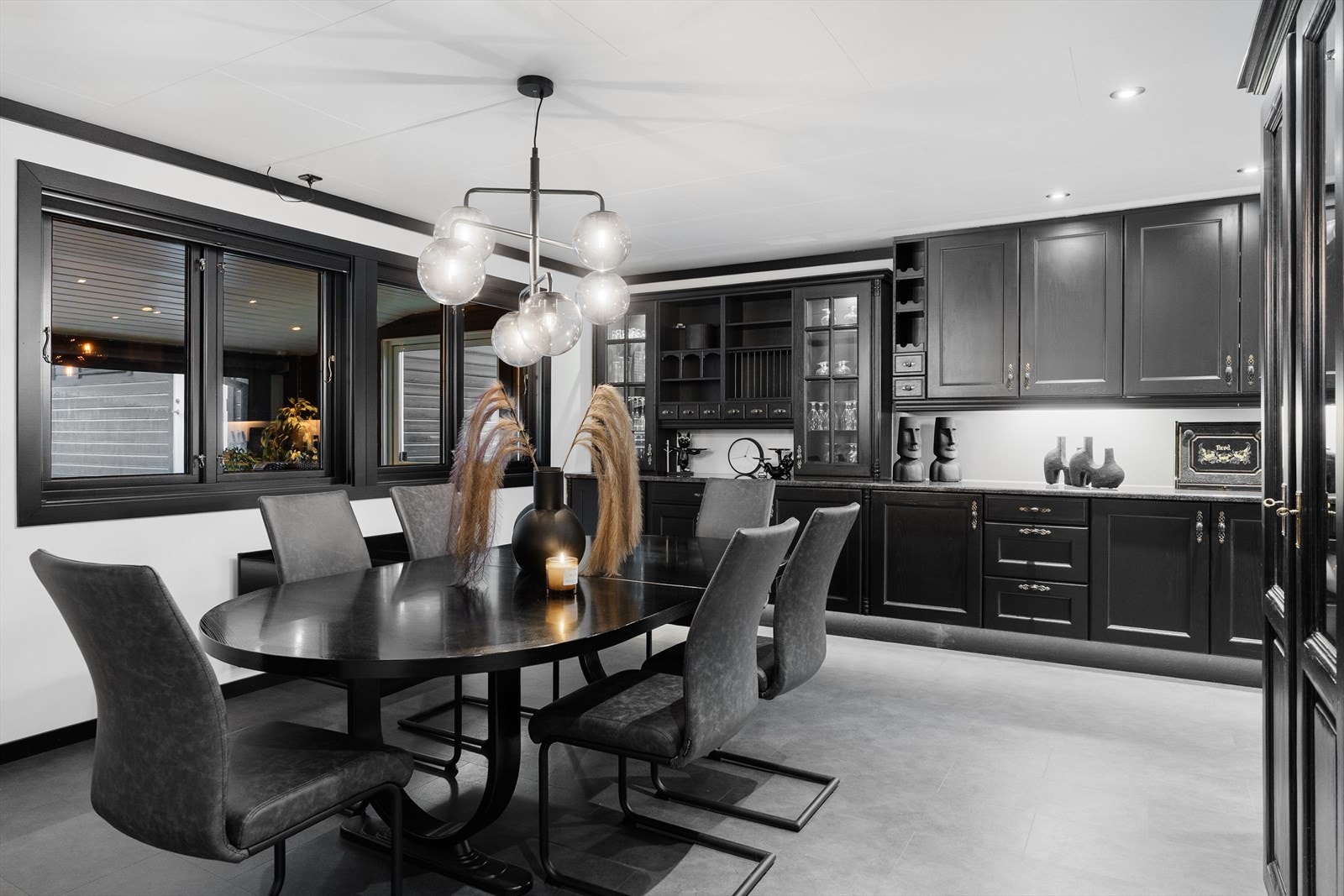 Kjøkkenet er fra 2000 og har profilerte fronter i lakkert eik samt laminat benkeplate -kjøkkenet fremstår som godt vedlikeholdt og er av god kvalitet Galleribilde