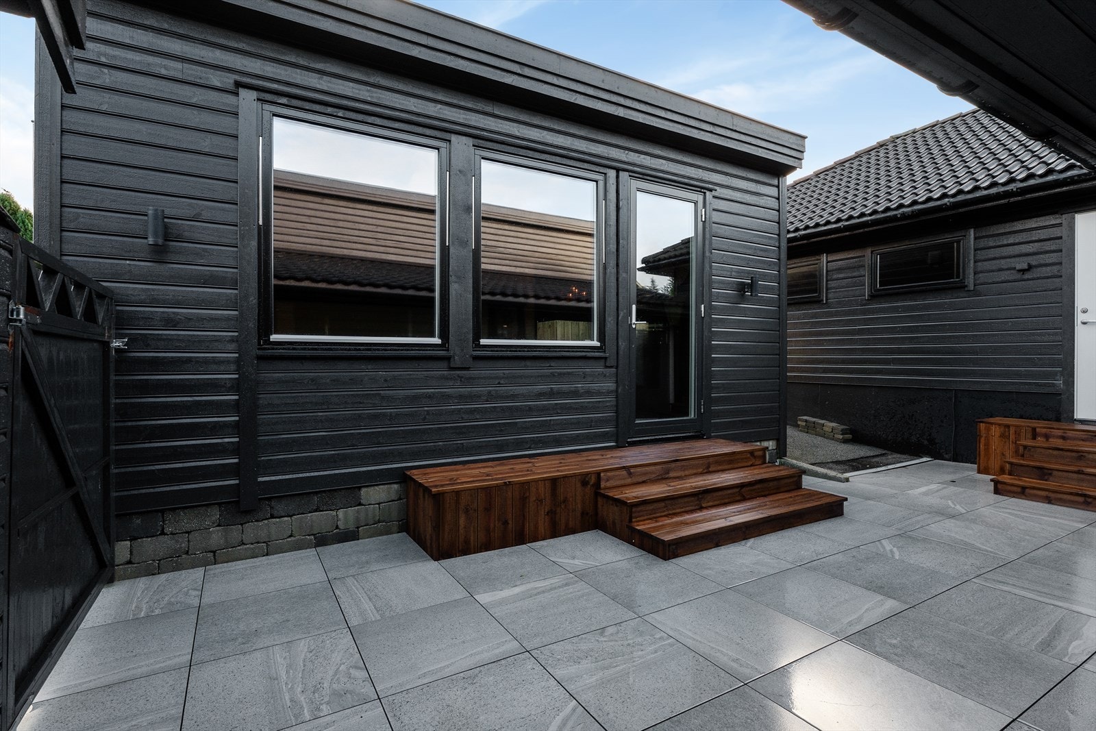 Koselig hagestue i tilknytning til uteområdet (opprinnelig godkjent som overbygget terrasse/bod med åpen fasade, men fasadeendring er ikke omsøkt og godkjent av kommunen) Galleribilde