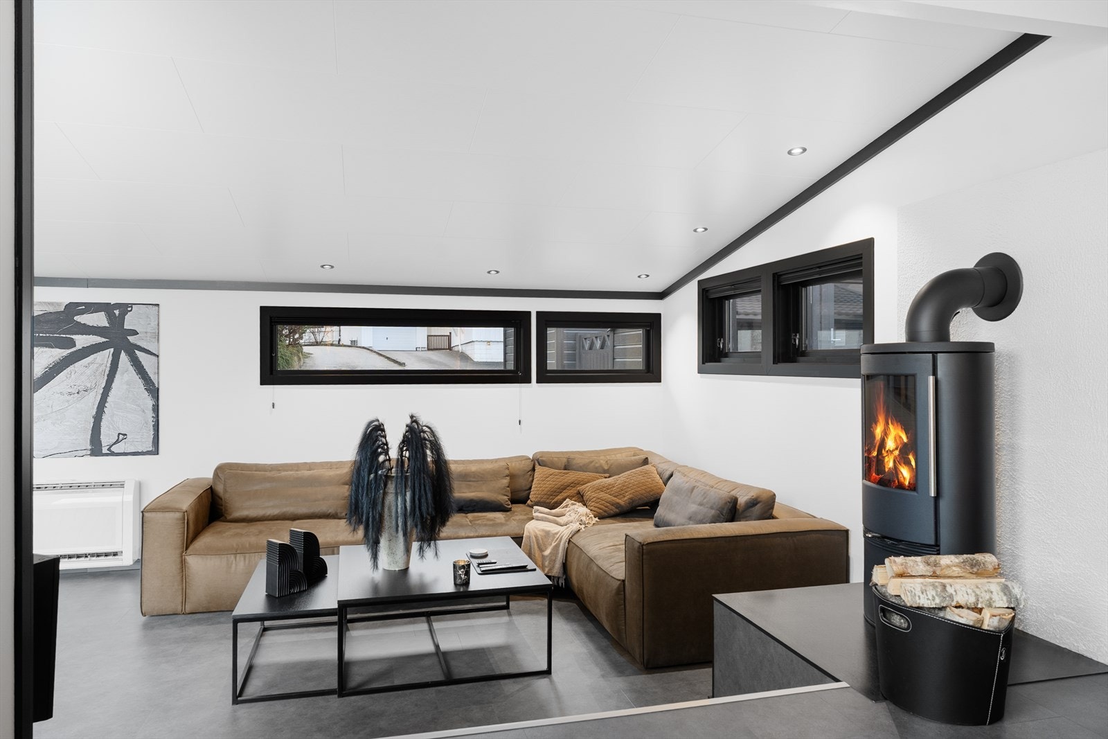 Vinduene har trekarmer og isolerglass med malt utførelse - flere vinduer er skiftet nylig (i 2021 og 2024) Galleribilde