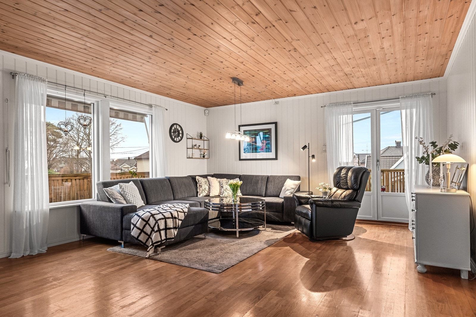 Lys stue med utgang til veranda Galleribilde