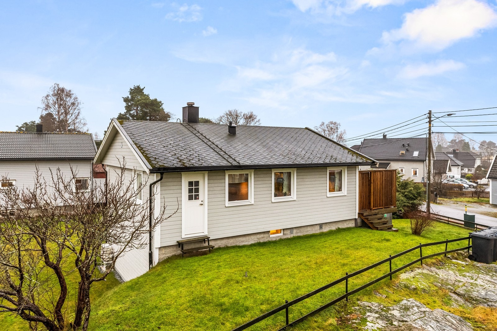 Det er oppsatt gjerdet i tomtegrensen Galleribilde