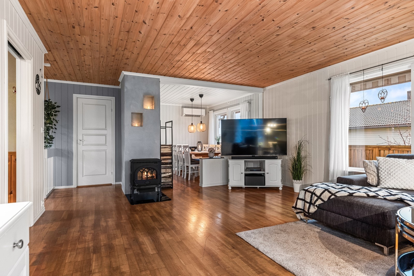 I spisestuen er det installert en luft-til-luft varmepumpe Galleribilde