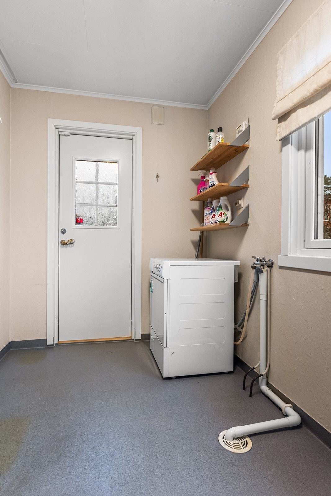 Praktisk vaskerom med opplegg til vaskemaskin og tørk, samt egen utgang Galleribilde