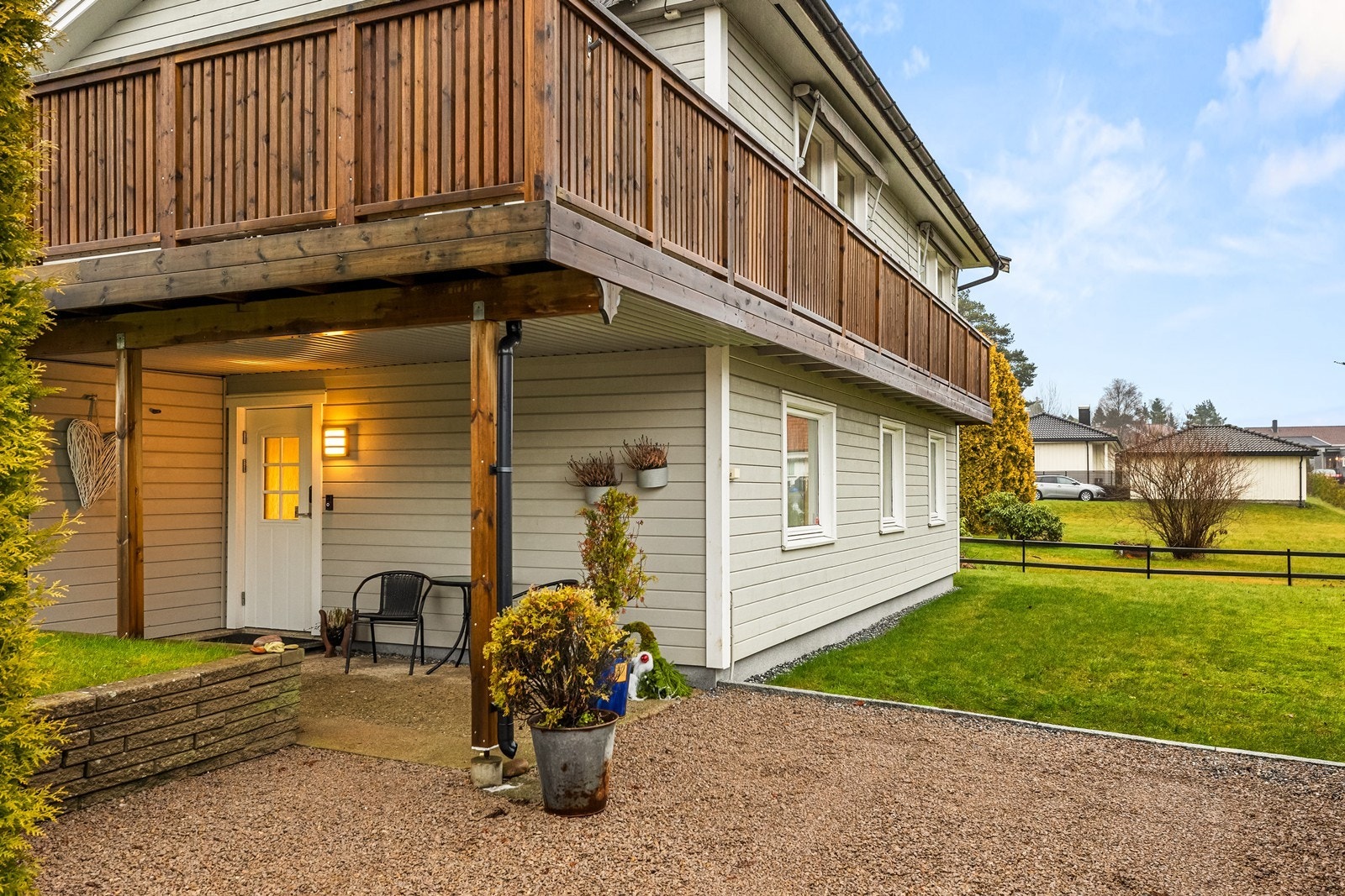 Overbygd og lunt inngangsparti Galleribilde