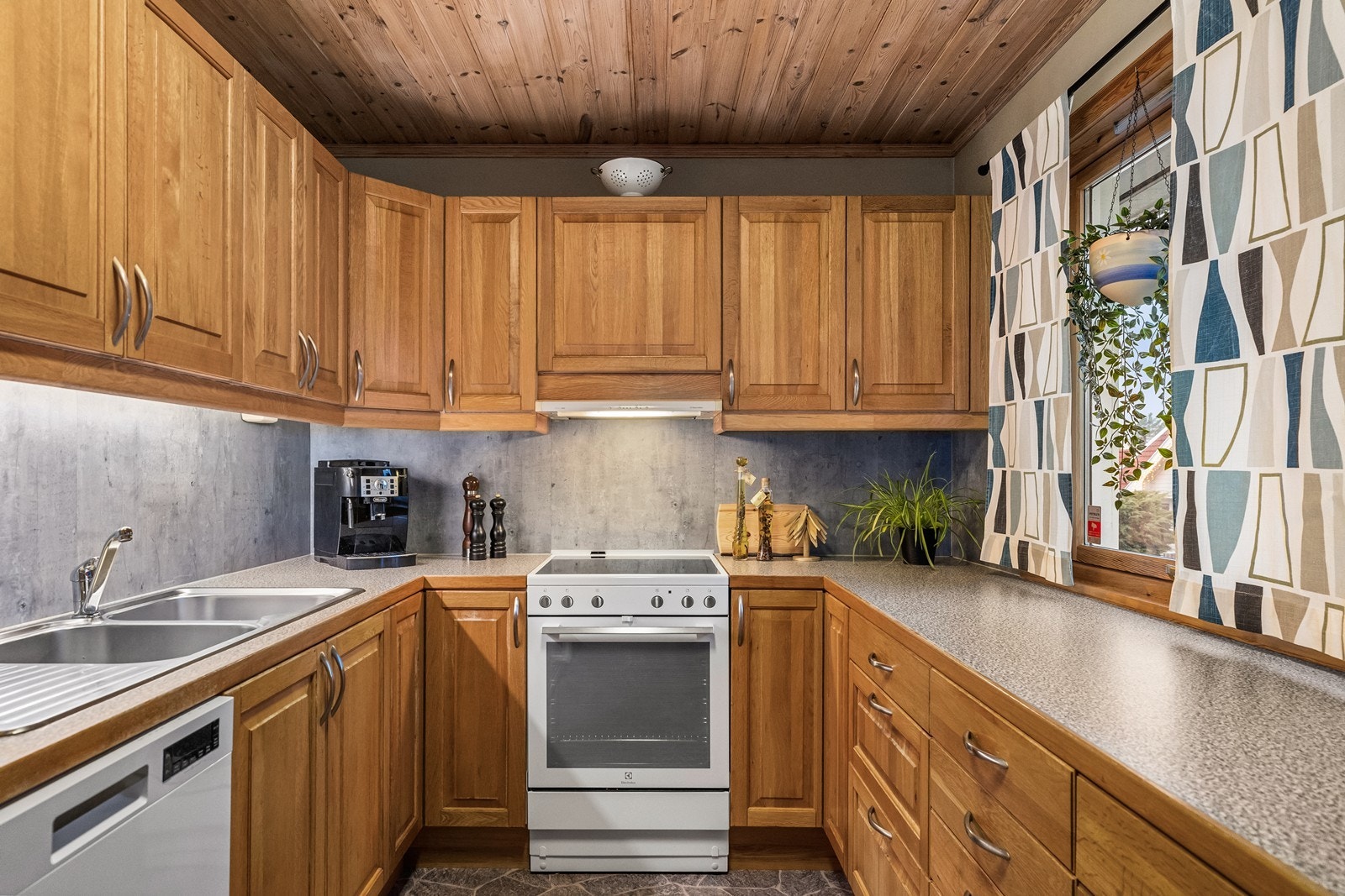 Profilert kjøkkeninnredning med laminat benkeplate. Galleribilde