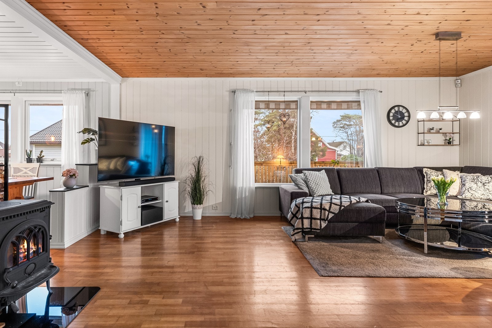 Gode vindusflater gir stuen gode lysforhold Galleribilde