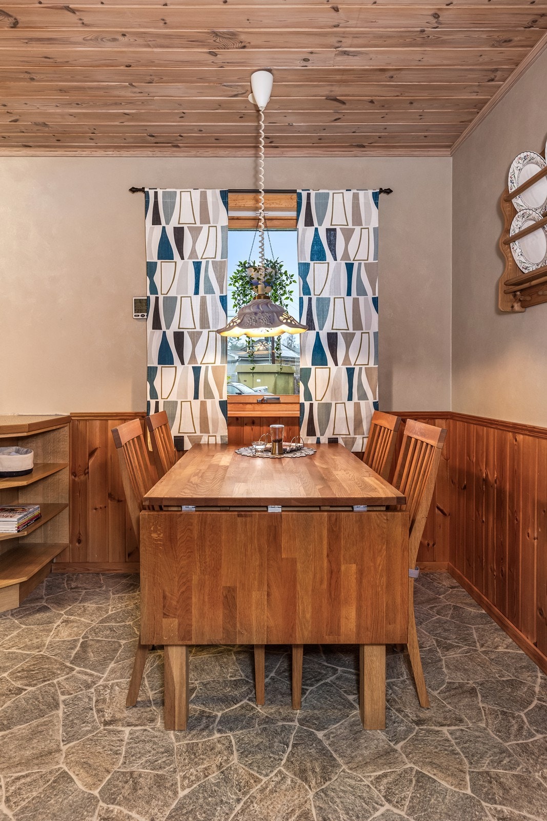 Kjøkkenet er tilpasset med egen spiseplass for hverdagsmåltider Galleribilde