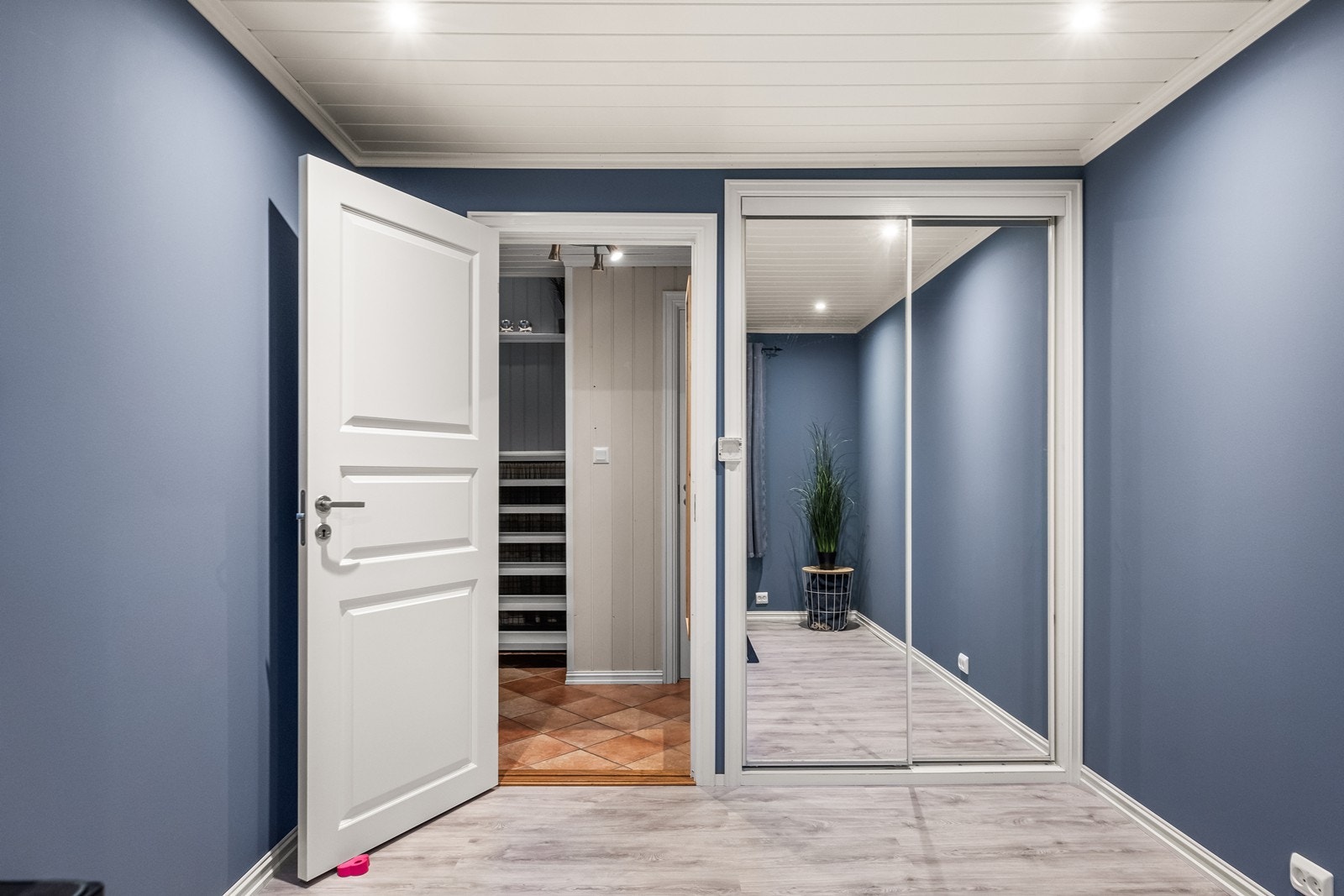 Integrerte skyvedørsgarderobe med speil Galleribilde