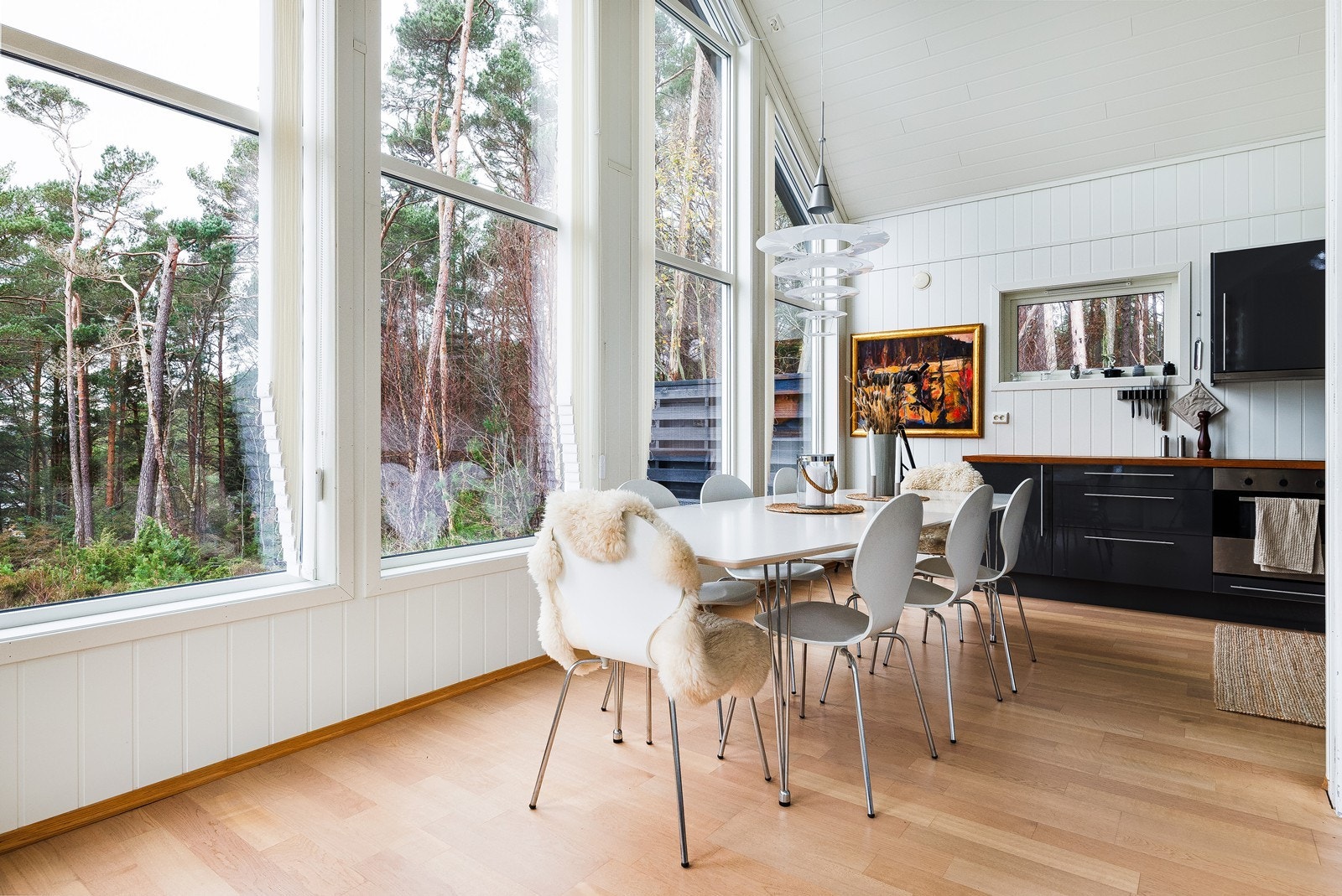 Hytten har alle fasiliteter med innlagt vann, strøm og avløp. Galleribilde