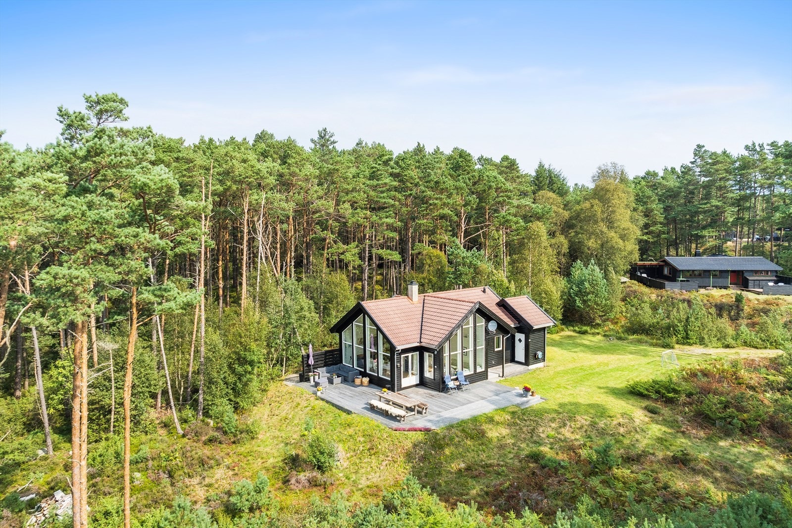 Eiendommen ligger fint i terrenget med stor og romslig tomt Galleribilde