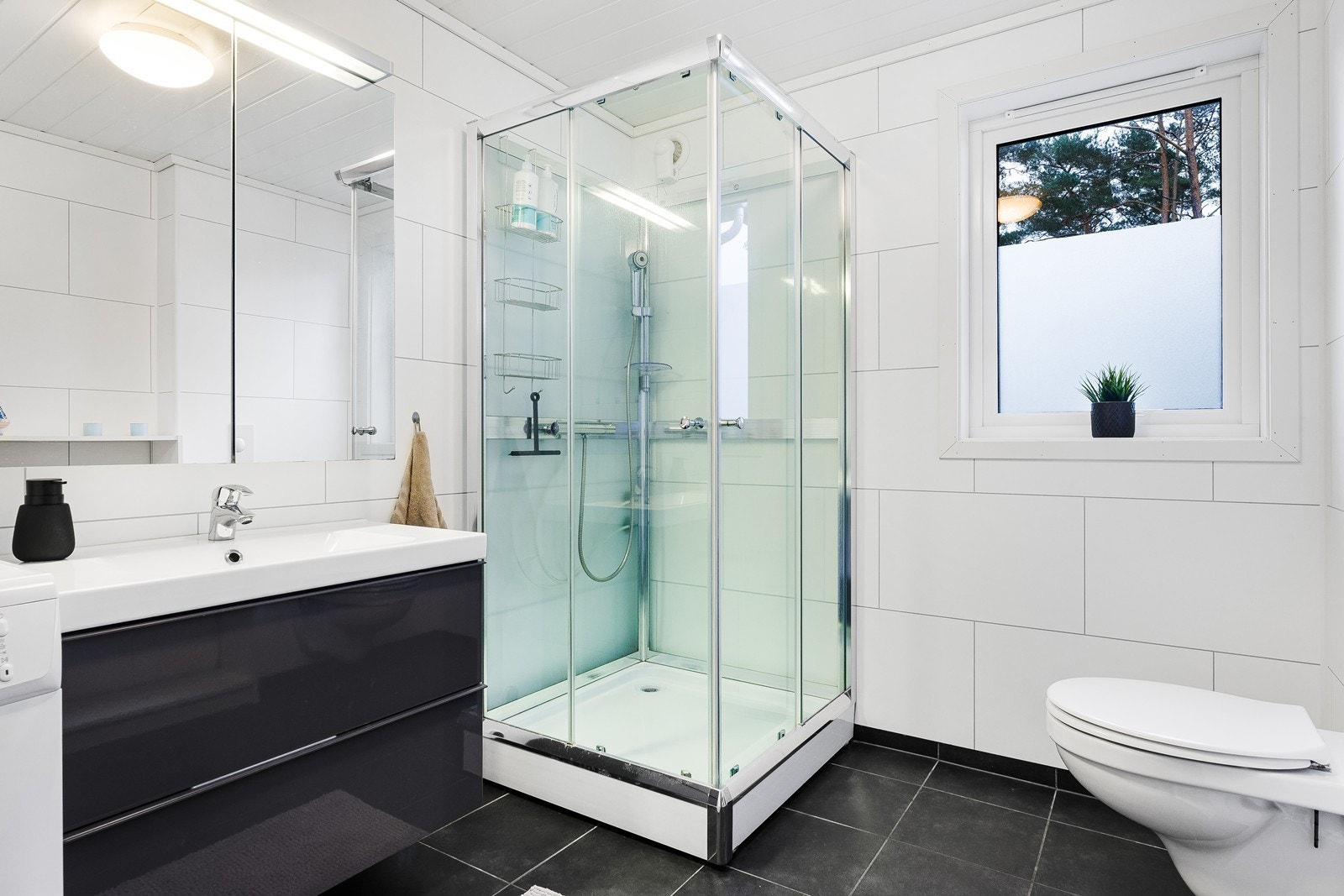 Moderne og stilrent baderom med fliser på gulv med varmekabler. Galleribilde