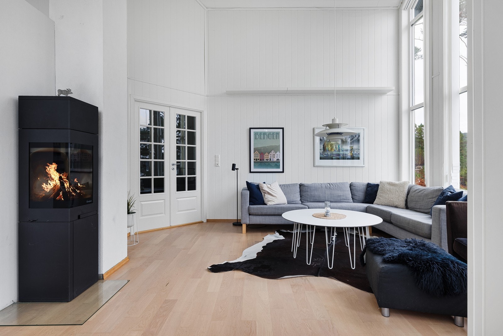 I stue/spisestue har man en fin peisovn som er kjekk å fyre i på kjøligere kvelder Galleribilde