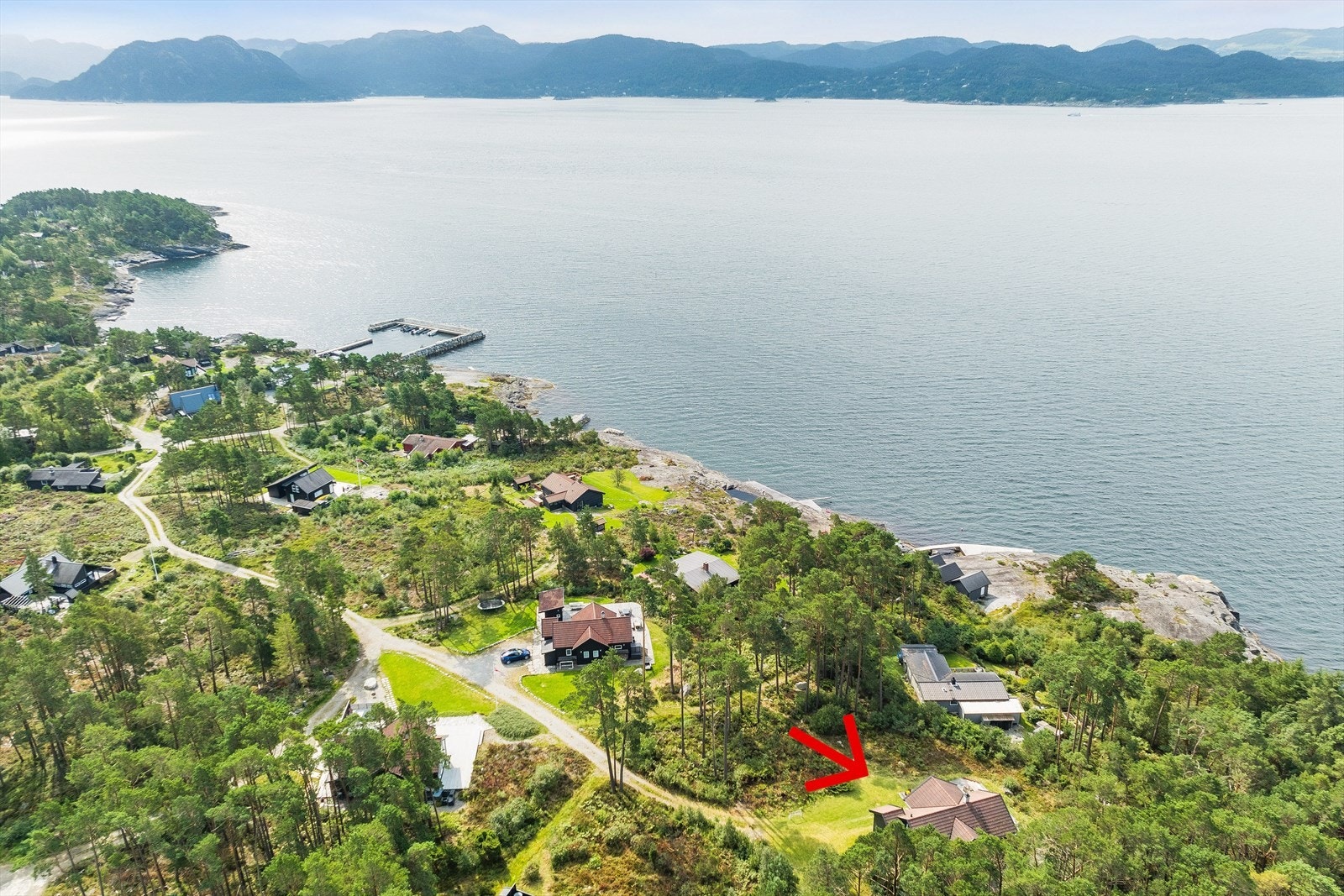 Stokkavig er et populært hyttefelt på Idse, og her har man kort gange ned til sjøen med brygge og båtplass Galleribilde