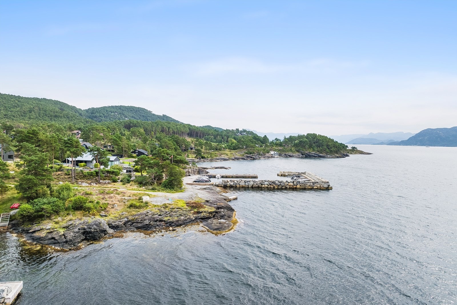 Det medfølger båtplass i molo og dette er en eiendom som passer ypperlig for deg som er glad i sjø og båtlivet Galleribilde