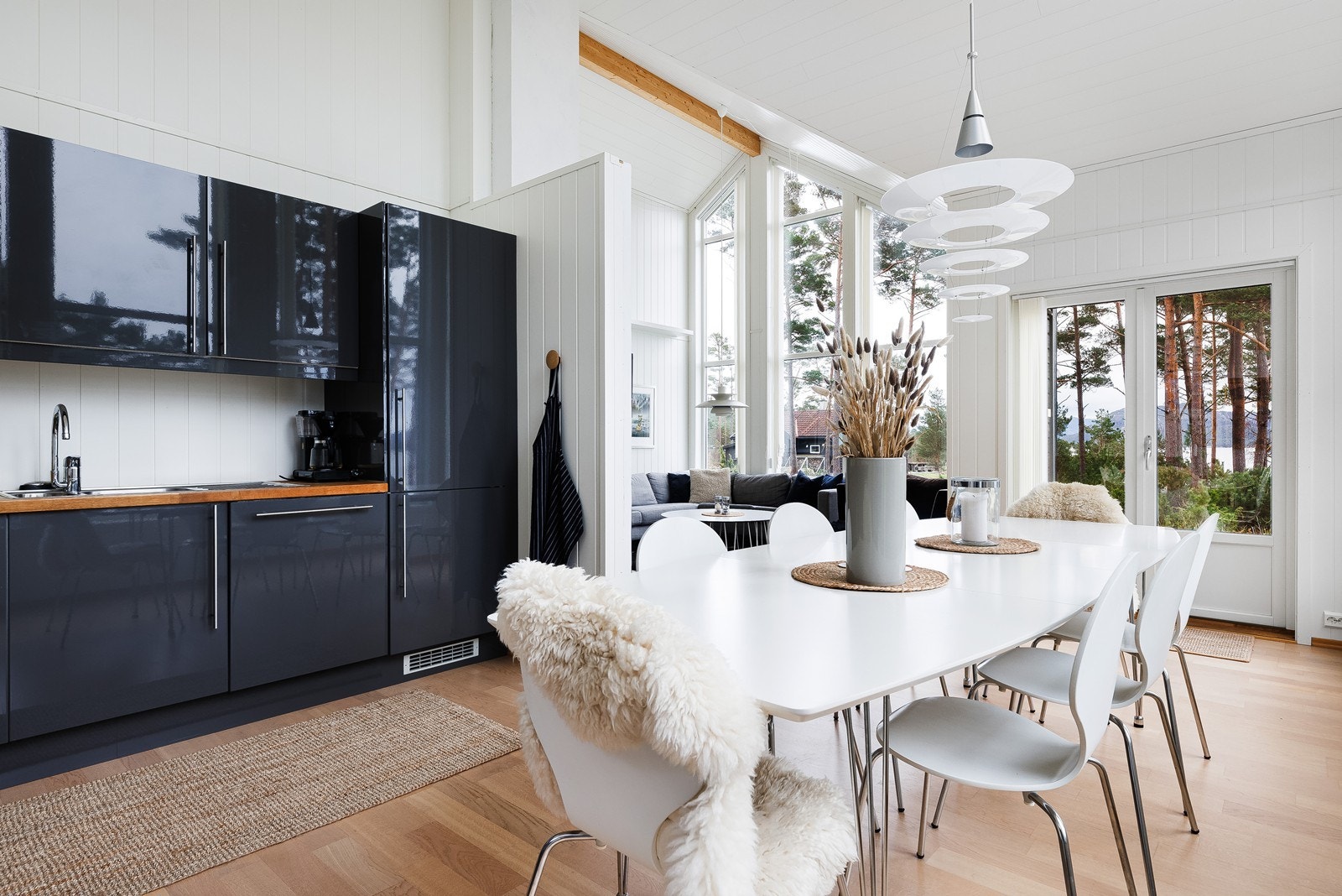 Stuen har en åpen kjøkkenløsning, men det er likevel inndelt med en egen skjermet sone Galleribilde