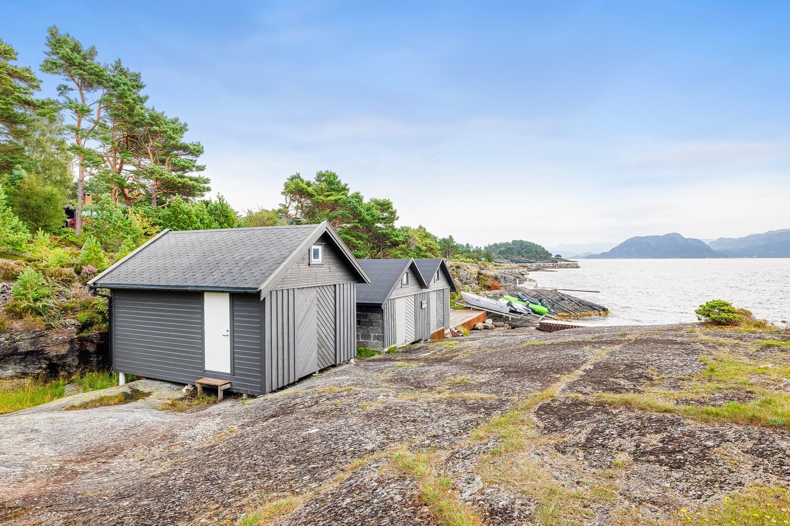Sjøboden er plassert i felles bygg like nedenfor hytta ved bryggen Galleribilde
