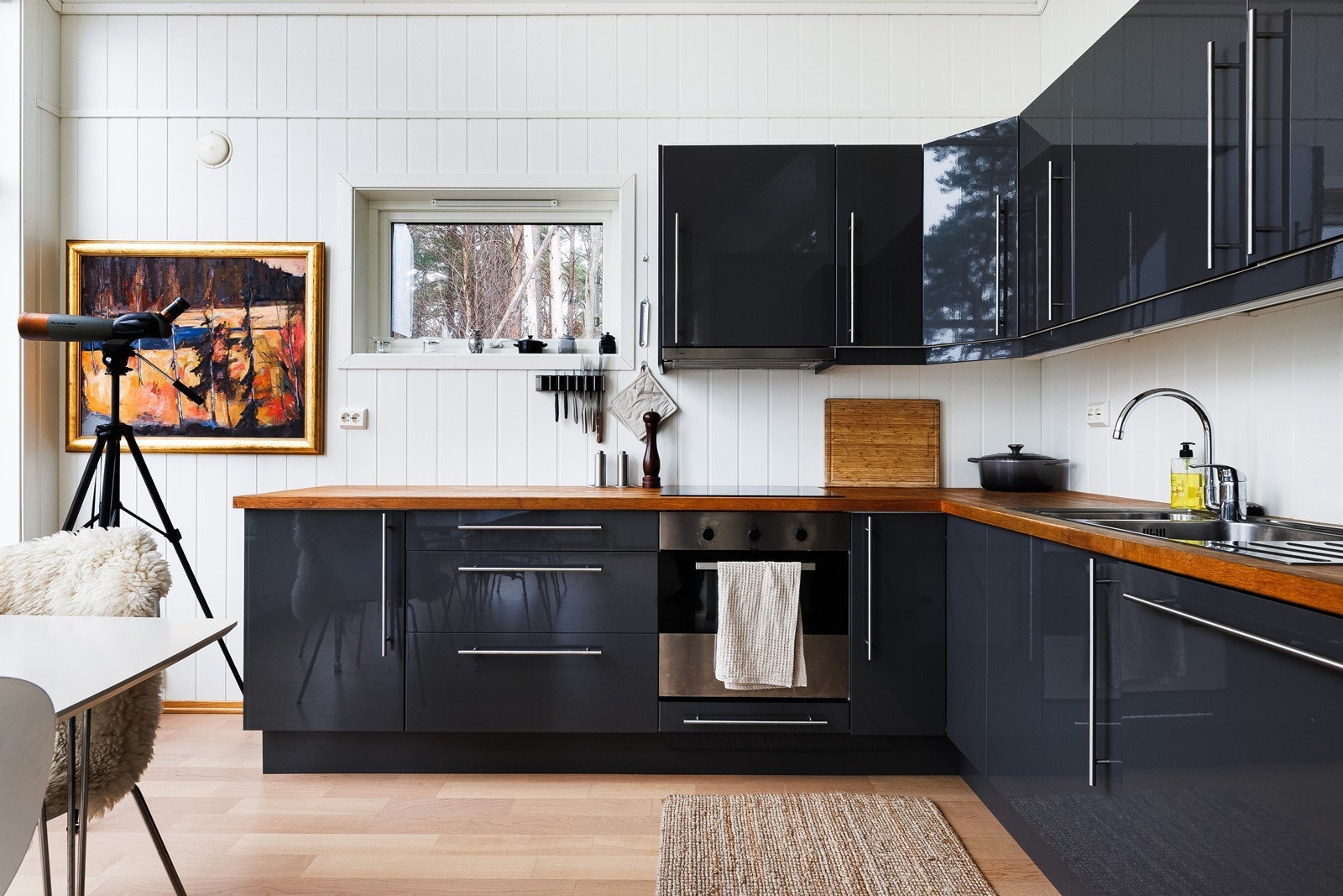 Man har god skap- og benkeplass hvor man kan kokkelere Galleribilde