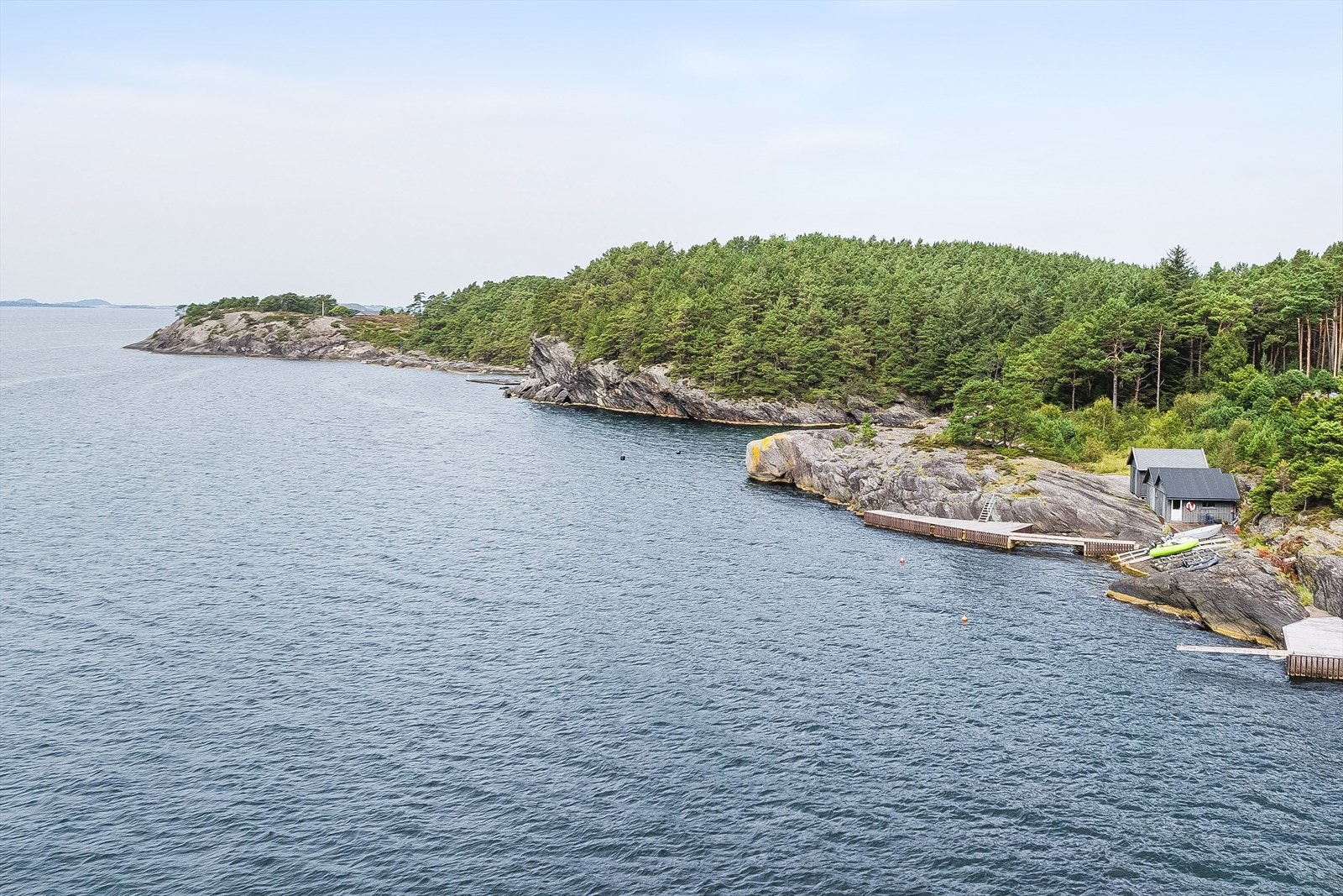 Det medfølger også en bruksrett til brygge og sjøbod like nedenfor hytta Galleribilde