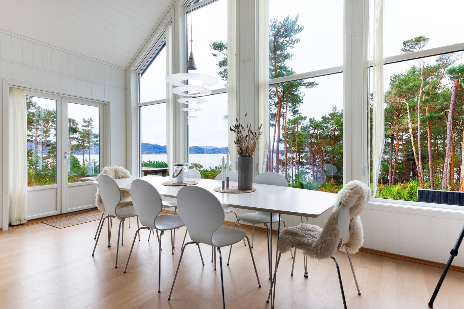 Det er god plass til spisebord med mulighet for å dekke opp til hele storfamilien Galleribilde