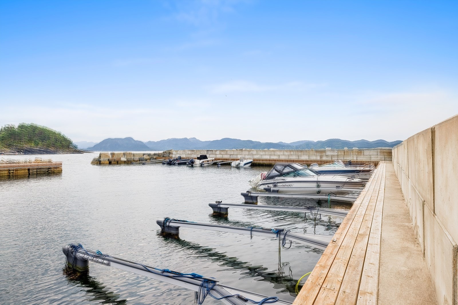 Det medfølger tinglyst båtplass med 2,5m bredde cc. Galleribilde