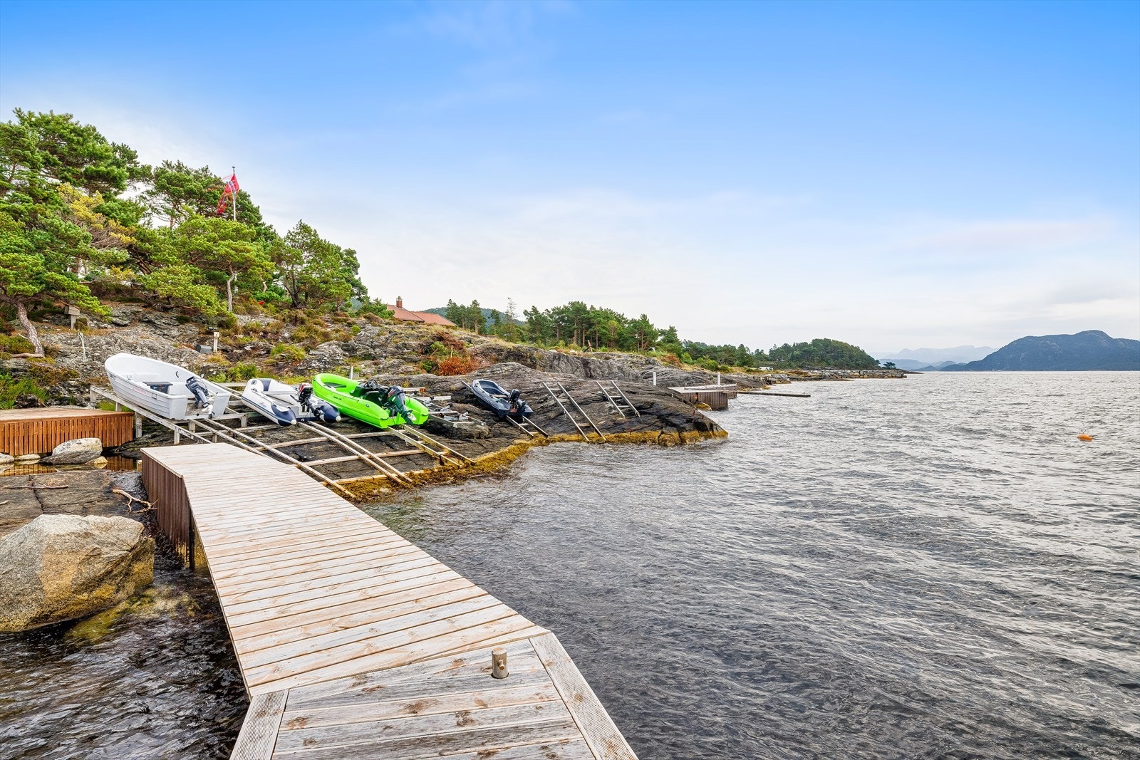 Det er et yrende båt- og sjøliv her om sommeren med mange muligheter for vannsport, fiske og bading Galleribilde