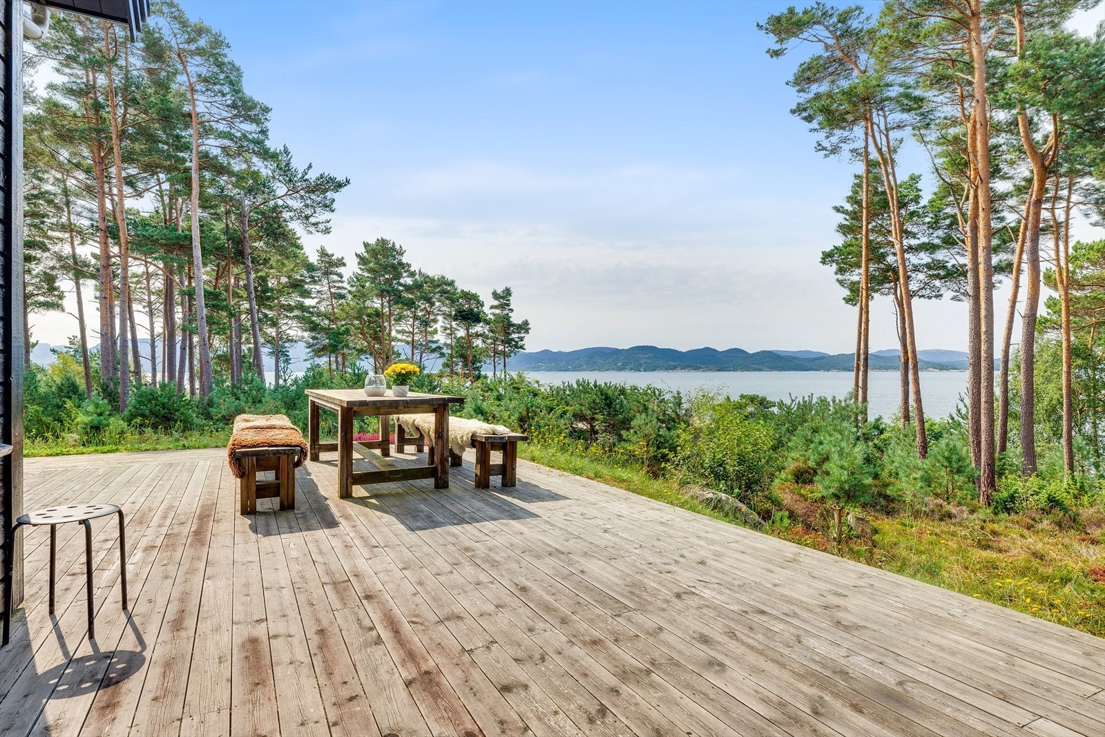 Fra eiendommen har man nydelig utsikt mot sjøen, samtidig som man er litt tilbaketrukket med lune, gode solforhold Galleribilde