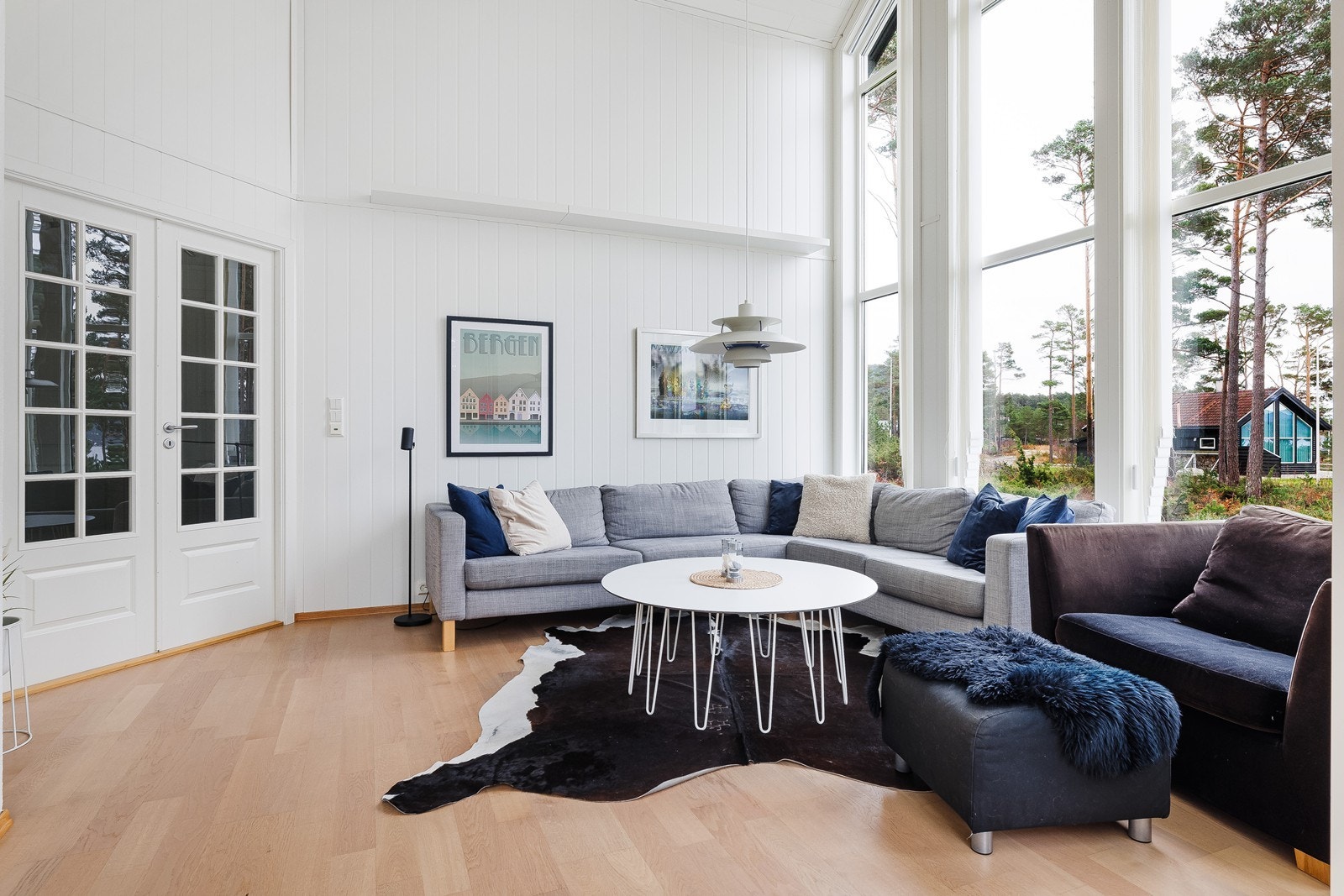 Hytten er lys og fin, med parkett på gulvet i stue / kjøkken. Galleribilde