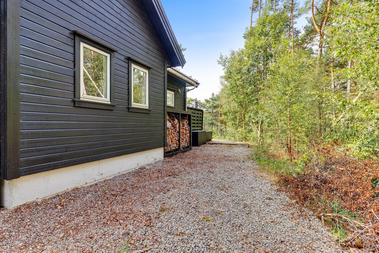 Det er kjørevei frem til eiendommen, men parkering er på felles parkeringsplass på hyttefeltet et par hundre meter unna. Det er tillatt å kjøre til eiendommen for avlastning. Galleribilde