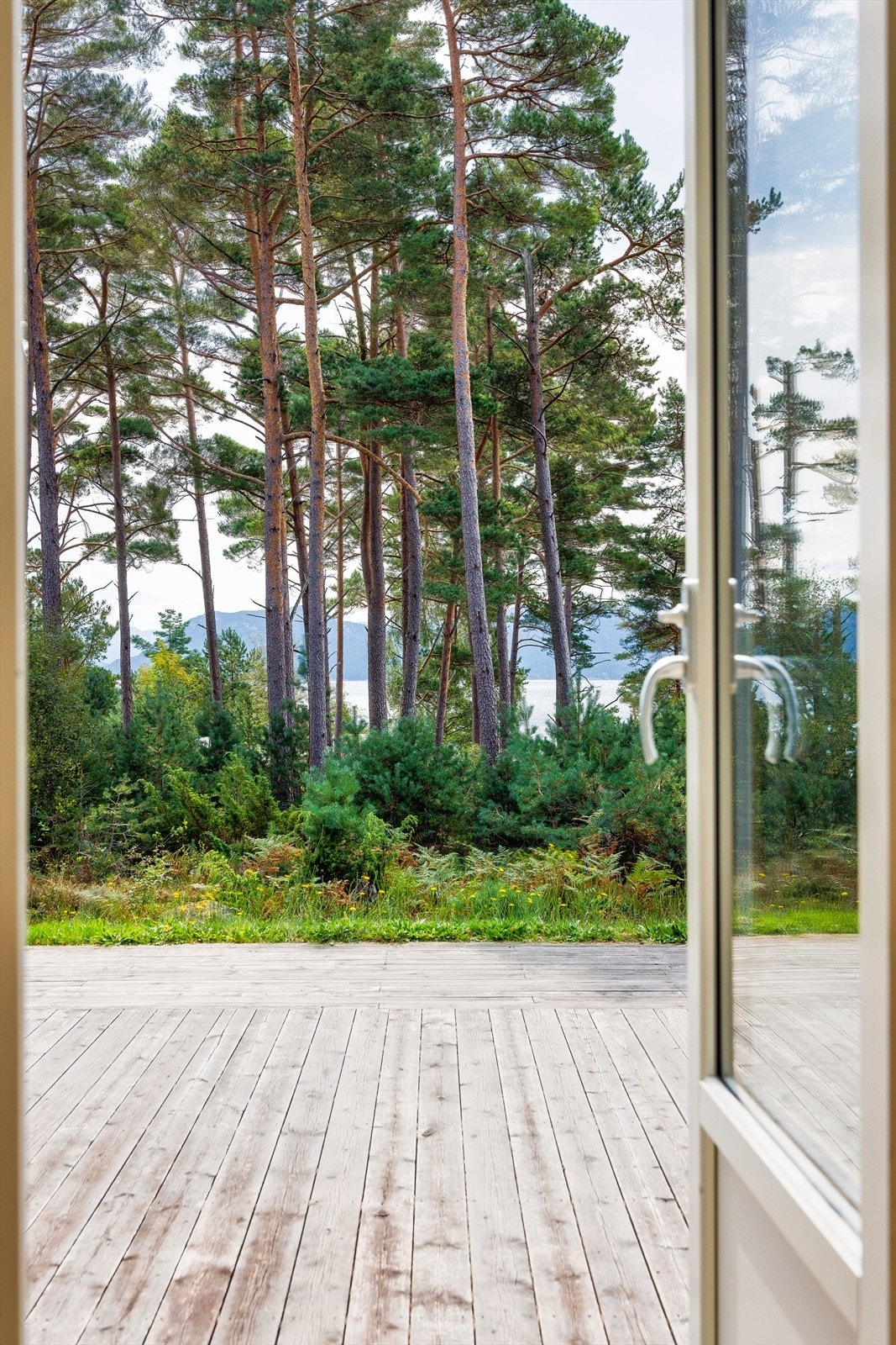 Fra stue/kjøkken har man direkte utgang til terrassen/hagen og man kan enkelt servere måltiden utendørs om man ønsker Galleribilde