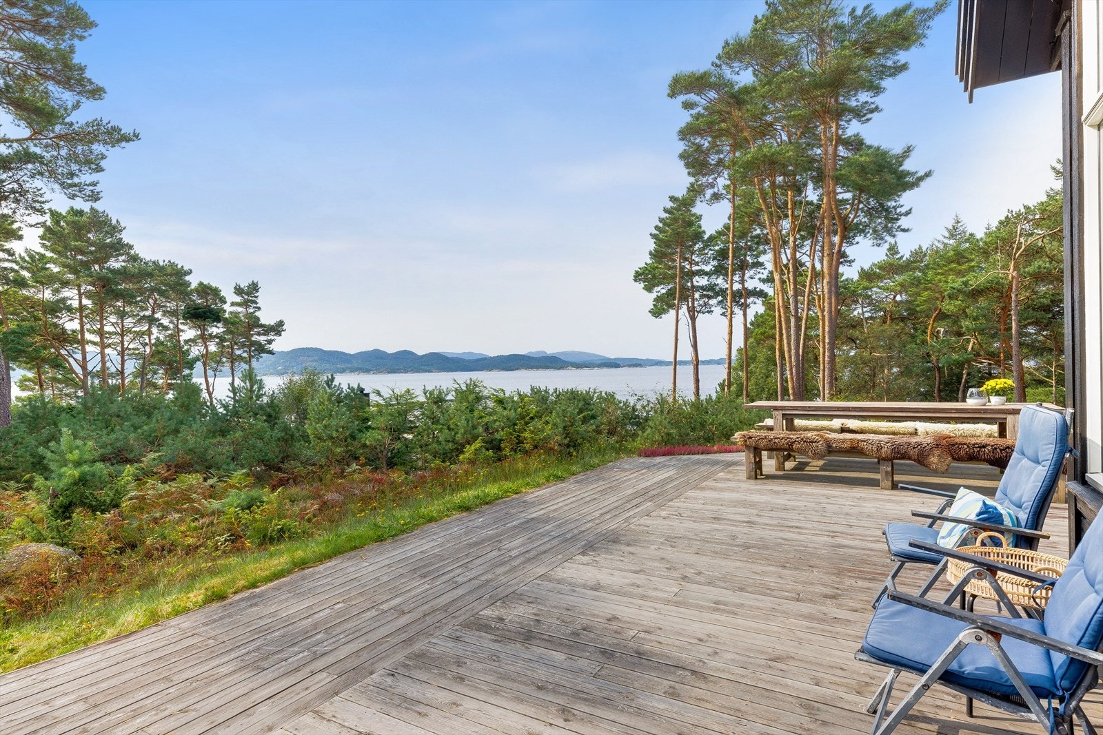 Det er enkelt å bevege seg mellom innerom og uterom, slik man ønsker å ha det på hytta Galleribilde