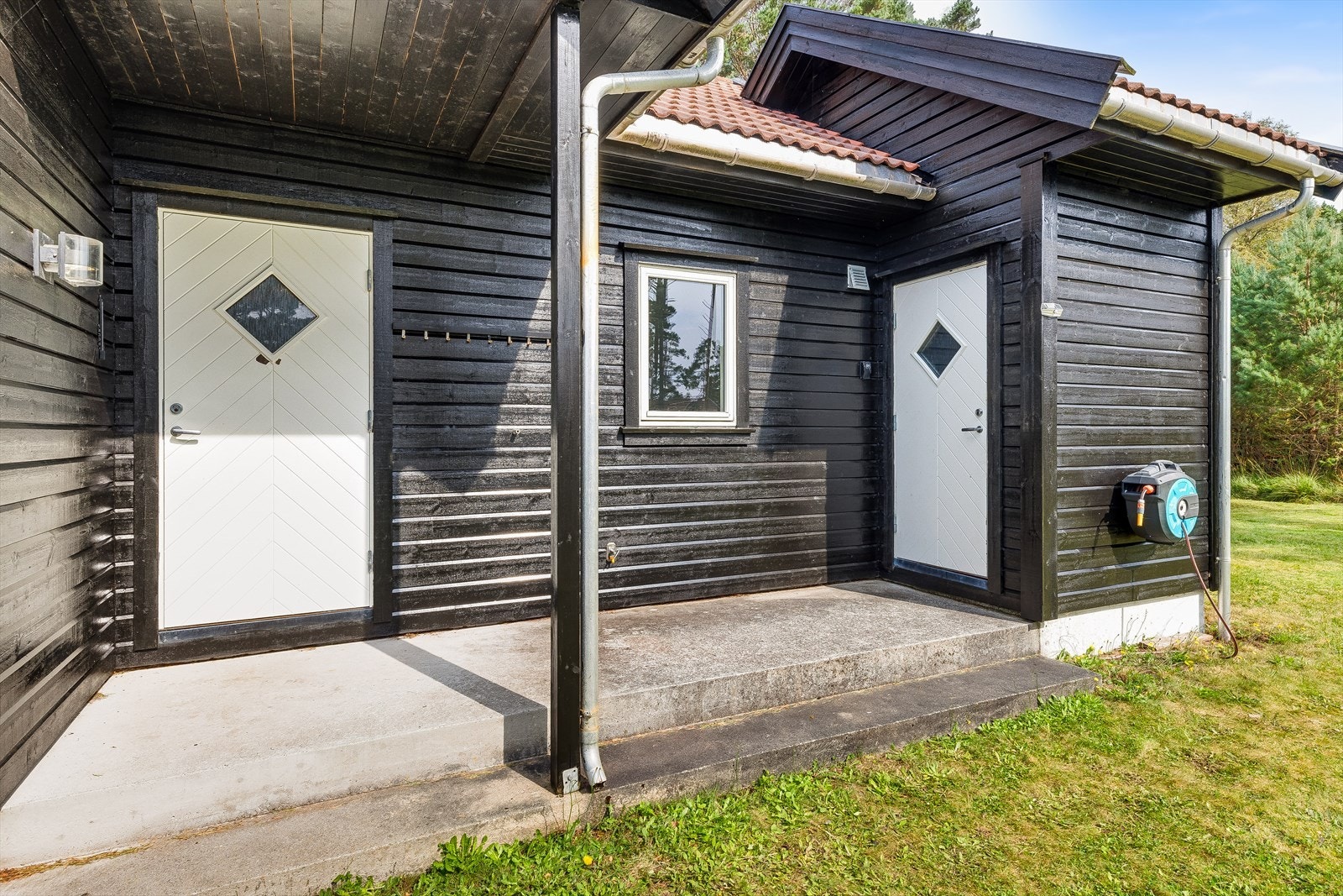 Inngangsparti og utvendig bod med lagringsplass Galleribilde