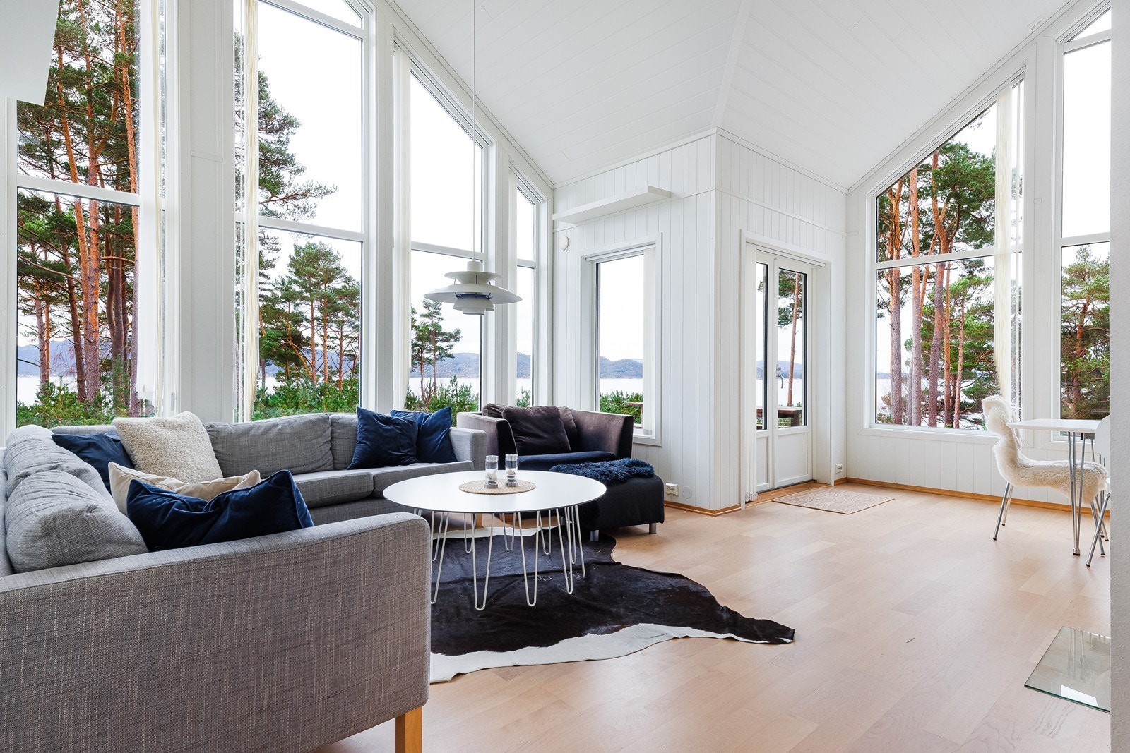 Romslig stue med god takhøyde og store vindusflater som slipper inn mye lys Galleribilde