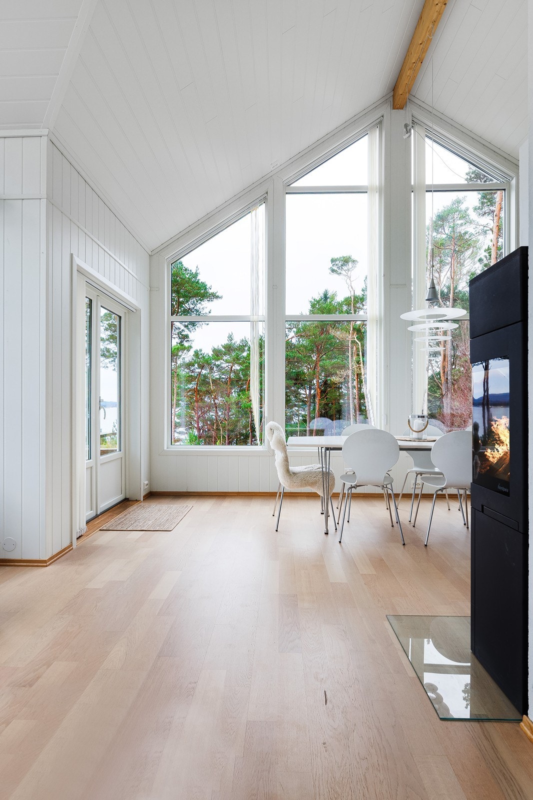 De store vindusfeltene går helt fra gulv til tak og gir hytten et stilfult og moderne uttrykk Galleribilde