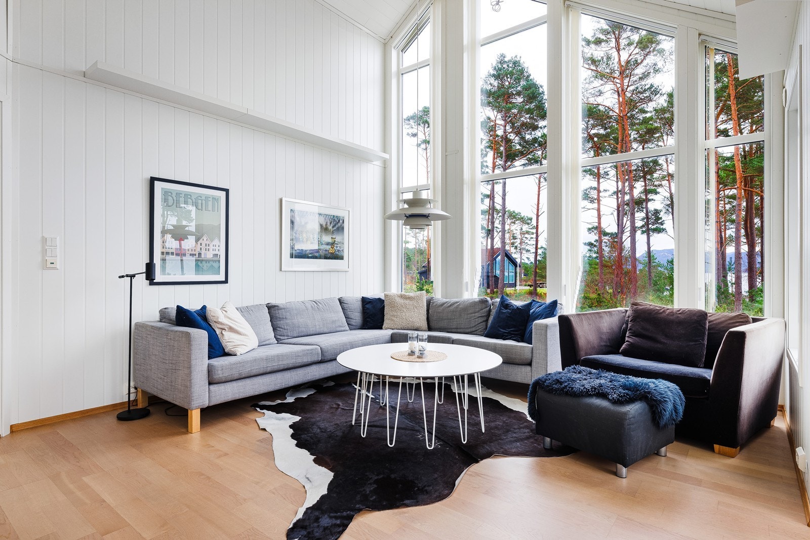 Den ekstra takhøyden gir en god og luftig romfølelse Galleribilde