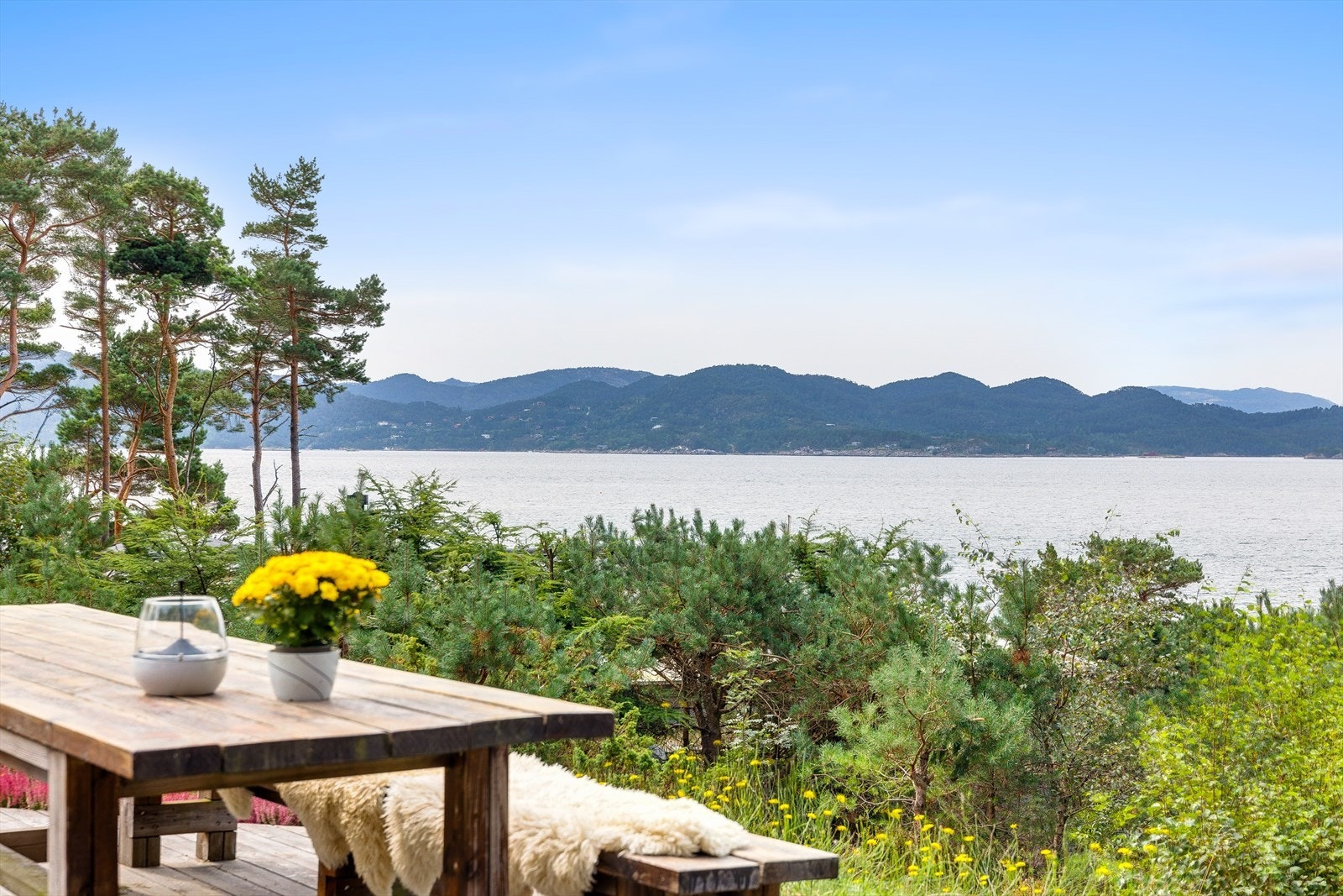 Stor terrasseplatting med god plass til møblere med flere oppholdssoner Galleribilde