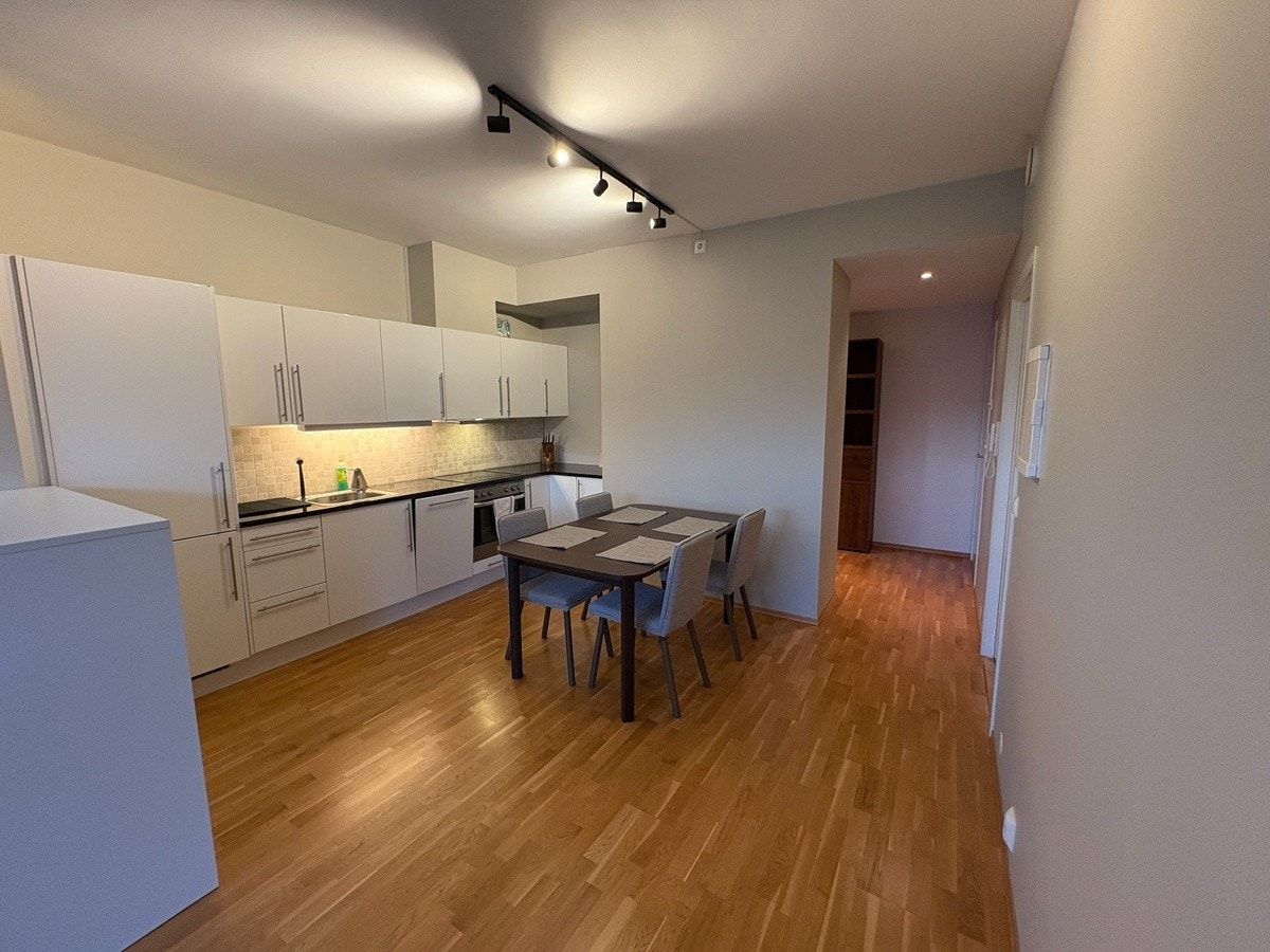 Kjøkken m/ spisebord Galleribilde