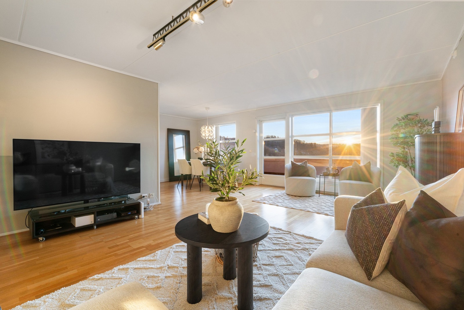 De store vindusflatene gir rikelig med lysinnslipp. Galleribilde