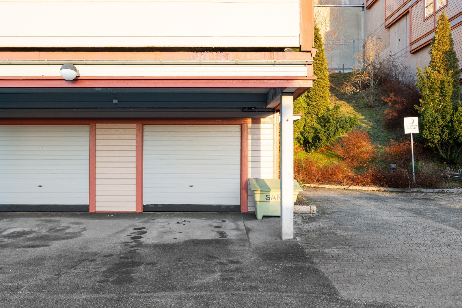 Leiligheten disponerer egen garasje. Det er rikelig med gjesteparkeringer. Galleribilde