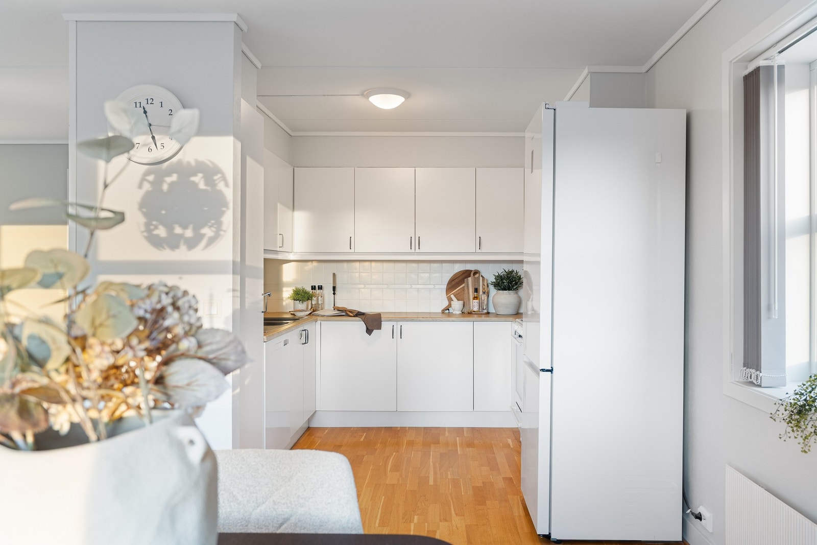 Romslig kjøkken med mye skap- og benkeplass. Galleribilde