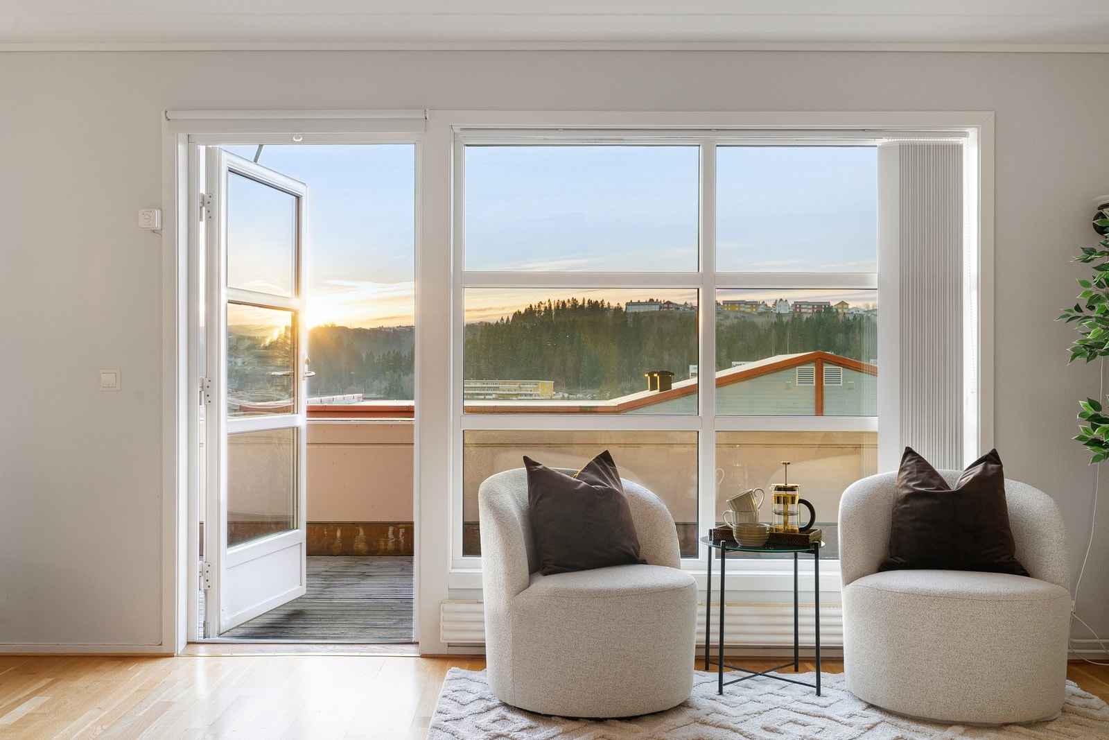 Fra stuen er det utgang til er herlig balkong. Galleribilde