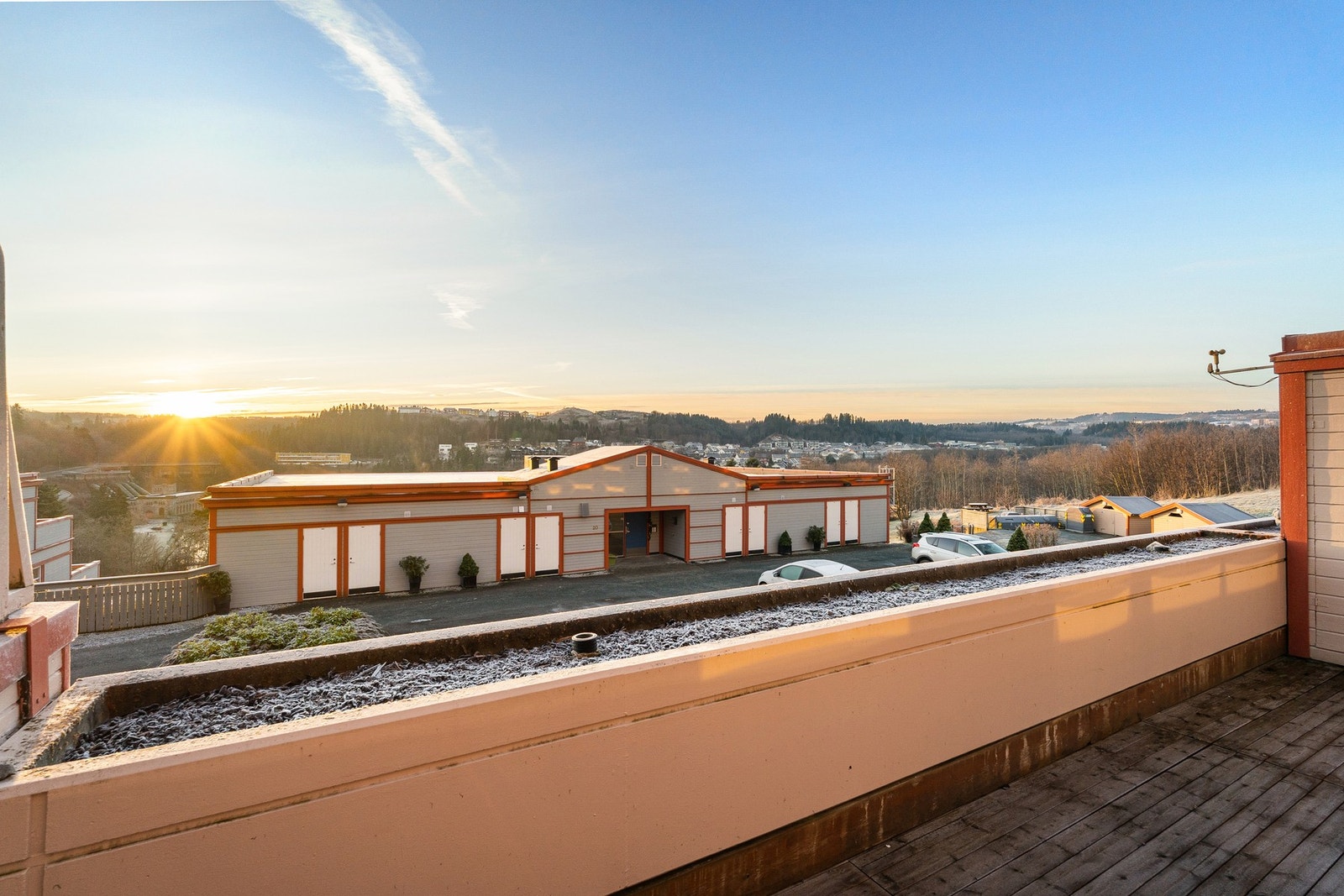 Balkongen er sørvendt og kan by på flotte solforhold. Galleribilde