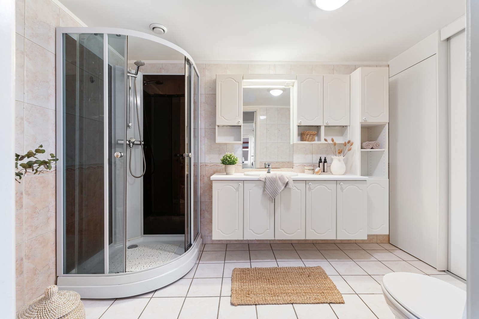 Badet har varme i gulvet. Galleribilde