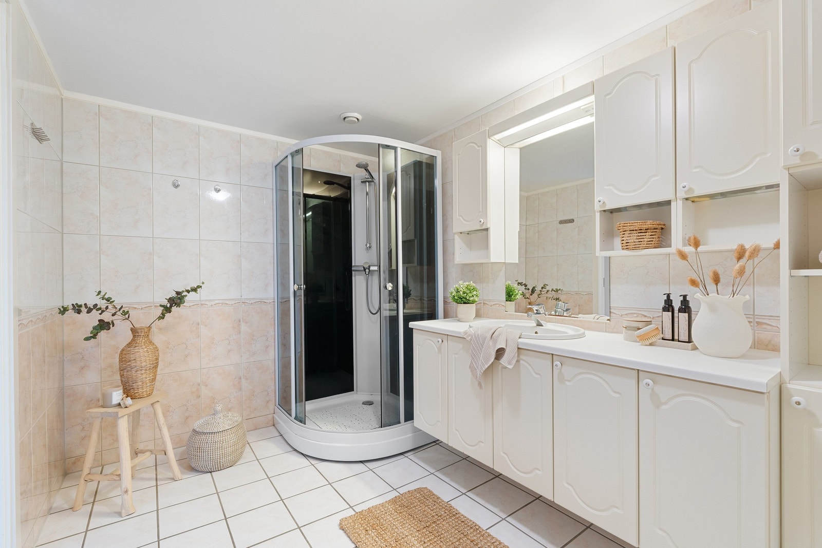 Romslig og flislagt bad på ca. 8m². Galleribilde