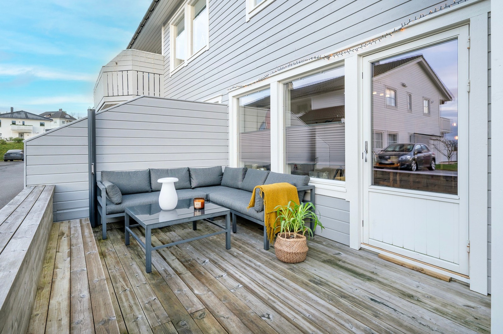 Flott terrasse som er sydvestvendt. Svært gode sol og lysforhold. Galleribilde