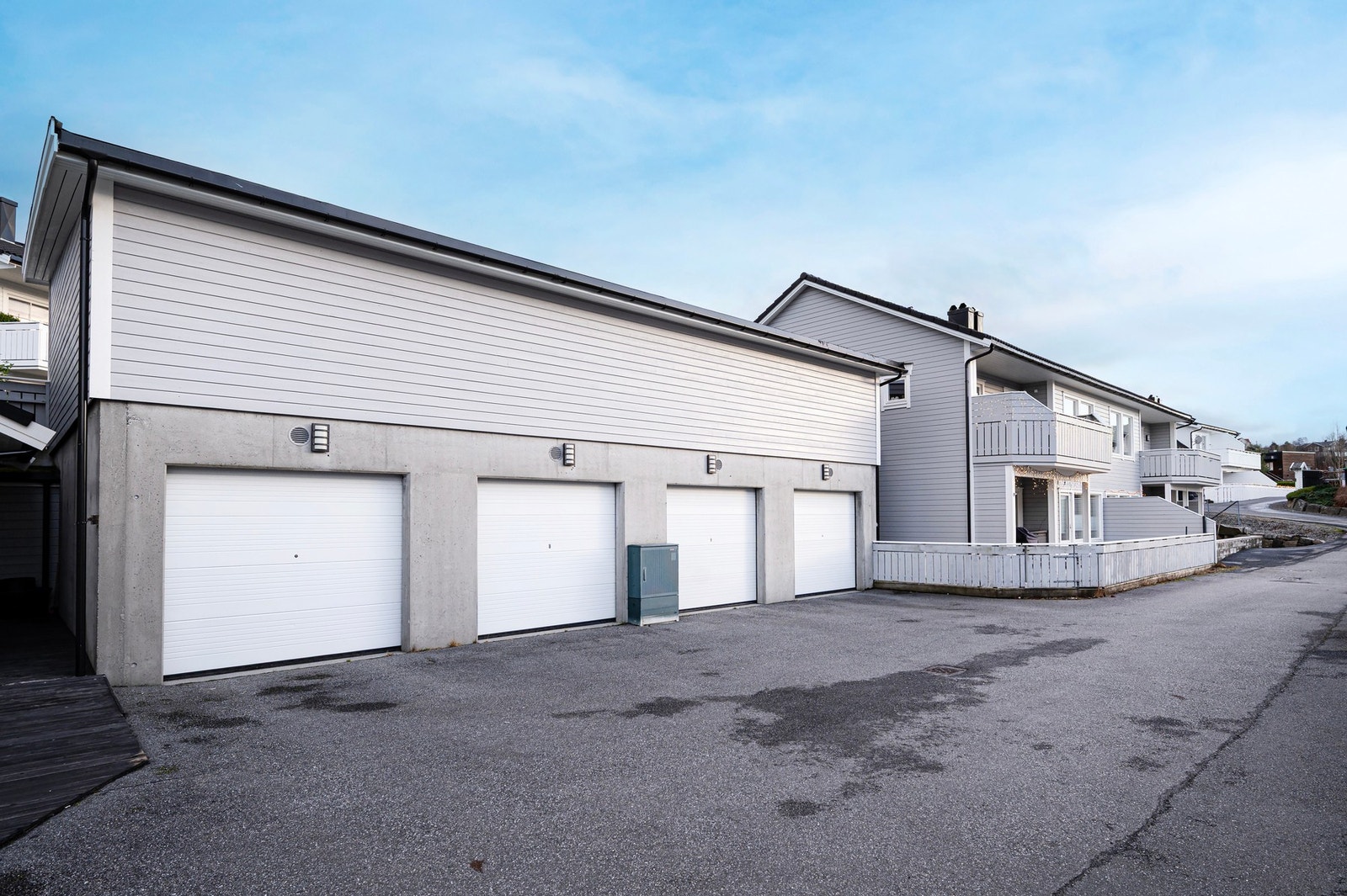 Garasjen som med følger er nr 2 fra høyre. i Bakkant av garasjen er det tillaget en sportsbod. Elektrisk portåpner til port. Galleribilde