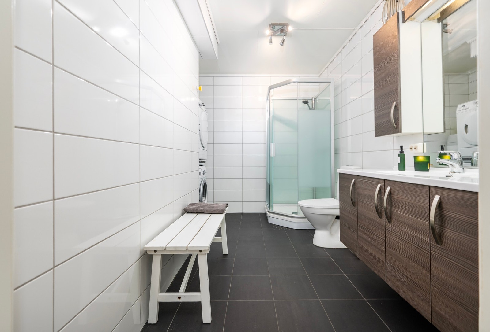 Lekkert helfliset bad! Gulvvarme, egen nisje for vaskemaskin og varmtvannsbereder, Galleribilde