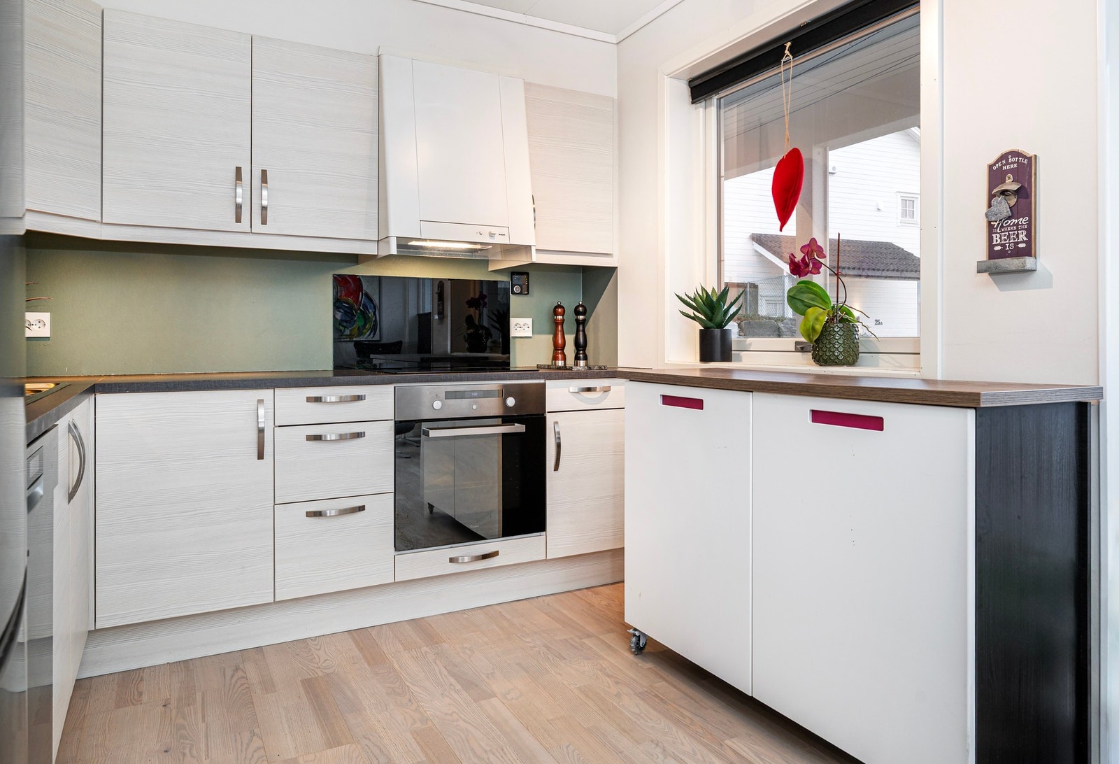 Kjøkken med innredning fra Sigdal - alle hvitevarer unntatt kjøleskap er integrerte. Galleribilde