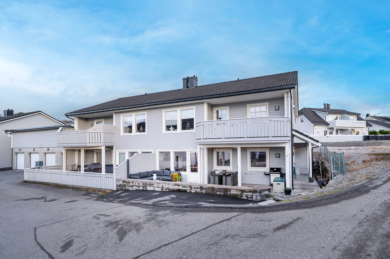 Eiendomsmegler1 presenterer Ratvikvegen 15b - En flott 3-roms selveierleilighet med stor terrasse, sentral, men rolig beliggenhet og egen garasje. Foto: John Colbensen Galleribilde