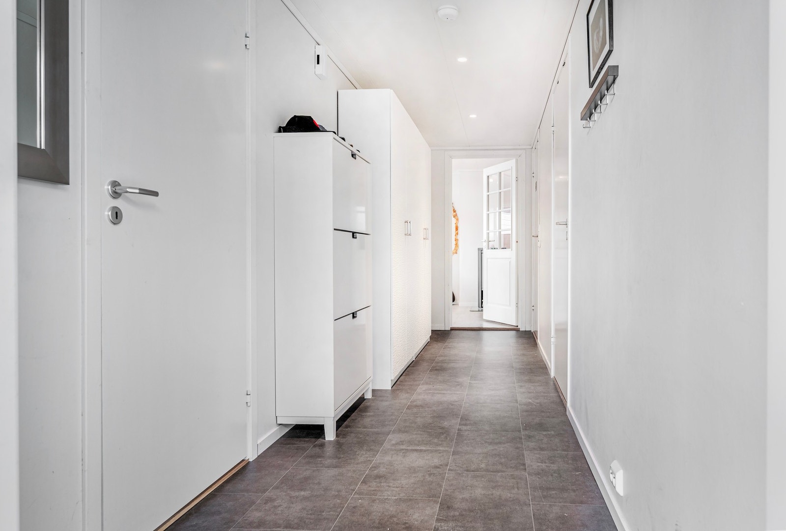 Velkommen inn!|Pen og romslig stue med god plass til både spisegruppe og sofagruppe- Galleribilde