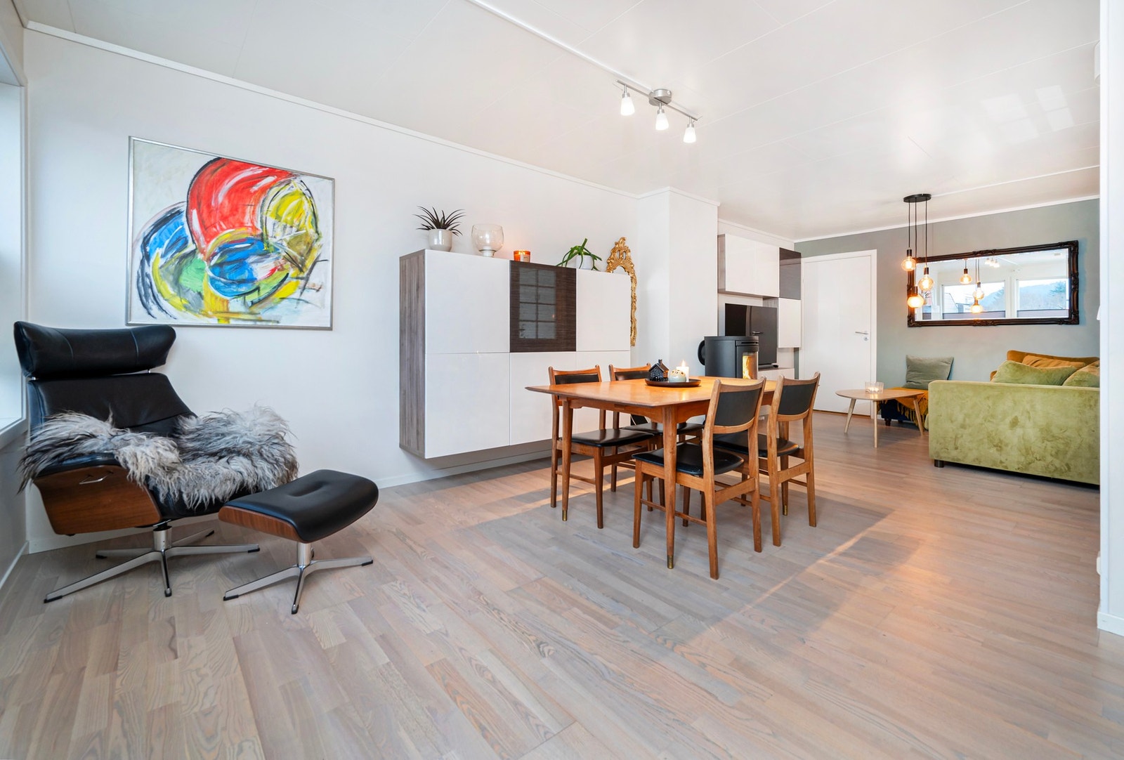 Fastmonterte veggskap på stuen kan medfølge om ønskelig. Galleribilde